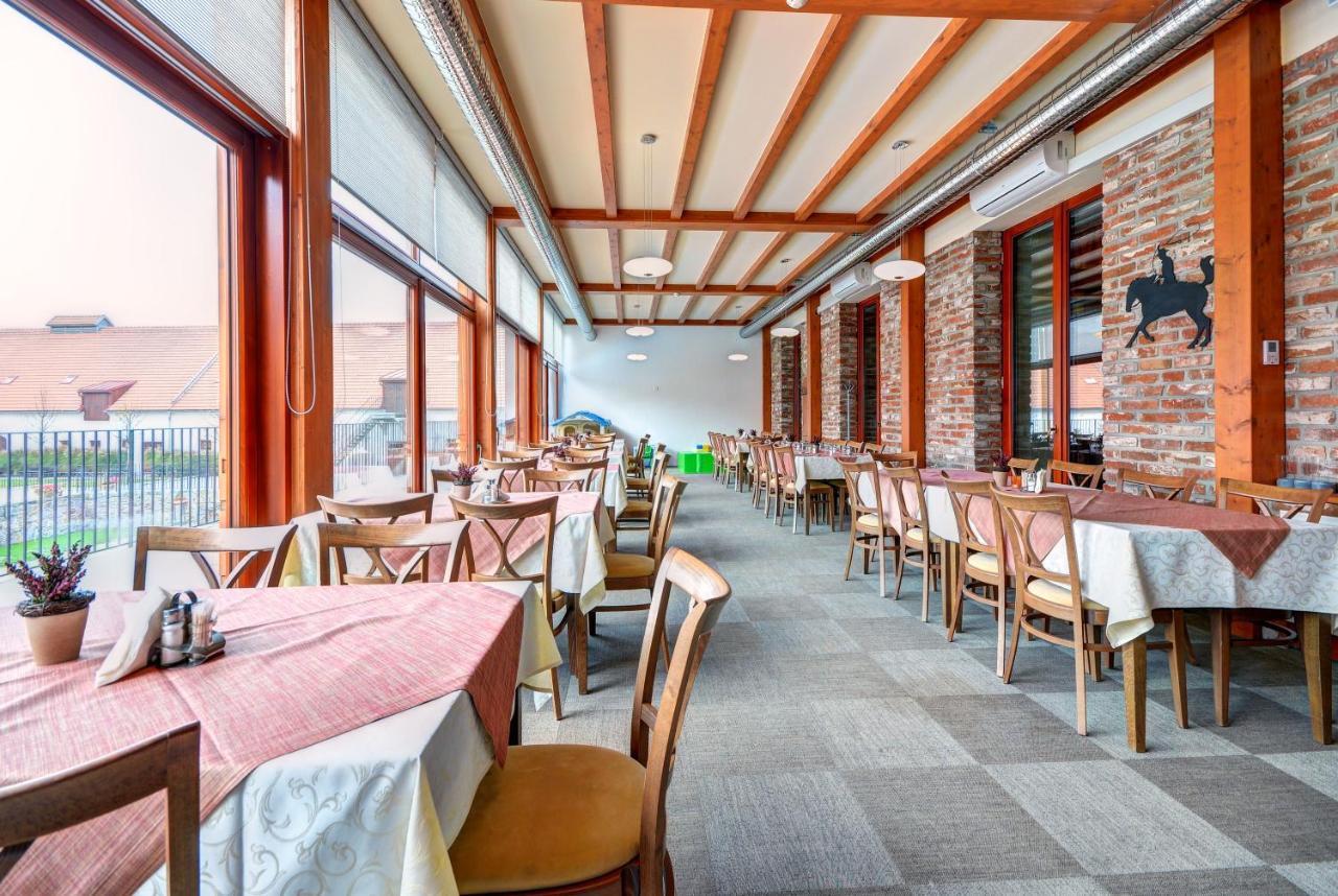 Hotel Zamek Valec Vladislav Exterior foto